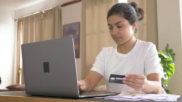 Indian Young Woman Drží Kreditní Kartu Nakupuje Online Snadná Výplata — Stock video