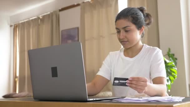 Mulher Asiática Compras Internet Pagar Conta Por Cartão Crédito Com — Vídeo de Stock