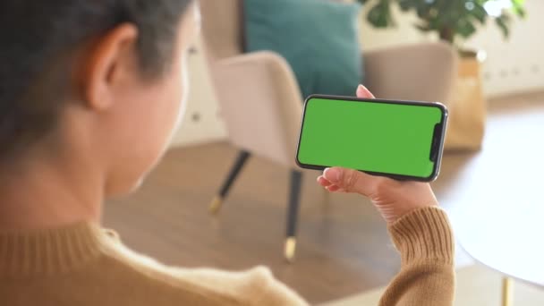 Молода Жінка Тримає Телефон Торкається Його Допомогою Технології Горизонтального Зеленого — стокове відео