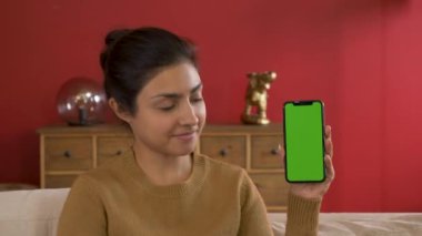 Genç Hintli Kadın Akıllı Telefon Yeni Uygulama, Yeşil Ekran Teknolojisini Gösteriyor