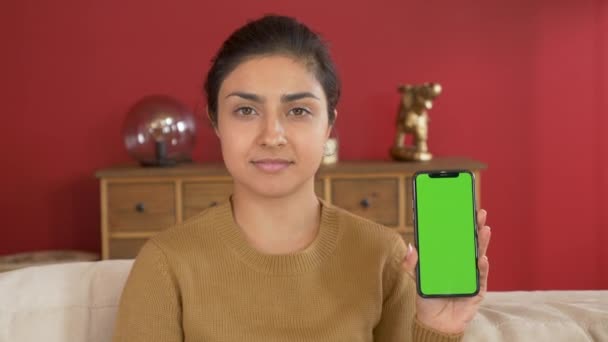 Mujer India Hold Smartphone Con Pantalla Verde Para Copiar Espacio — Vídeos de Stock