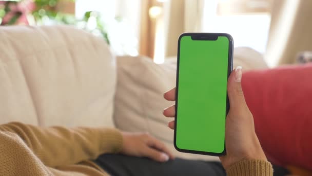 Evde Bir Kadın Kanepeye Uzanıyor Dikey Modda Yeşil Ekran Ile — Stok video