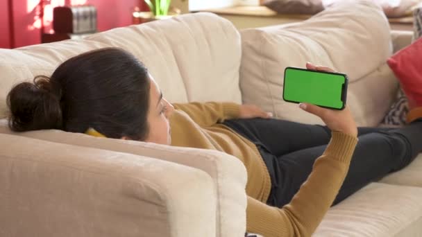 Visão Traseira Morena Indiana Segurando Chroma Chave Verde Tela Smartphone — Vídeo de Stock