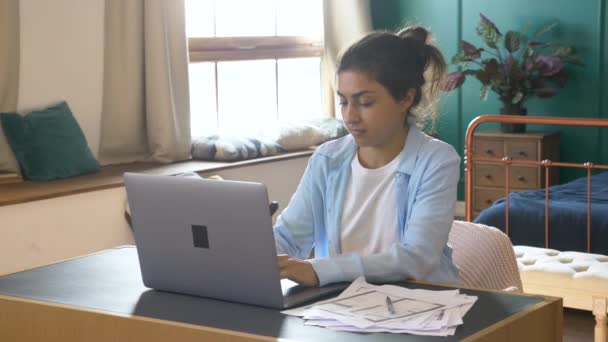 Widok Boku Młodej Indianki Pracującej Pokoju Pomocą Laptopa Komputerowego Online — Wideo stockowe