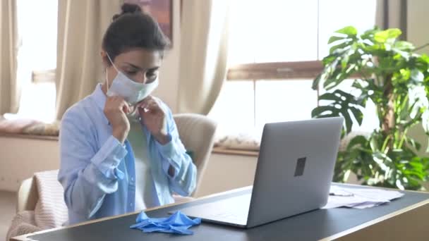 Genç Bir Hintli Kadın Virüse Karşı Tıbbi Maske Eldiven Takıyor — Stok video