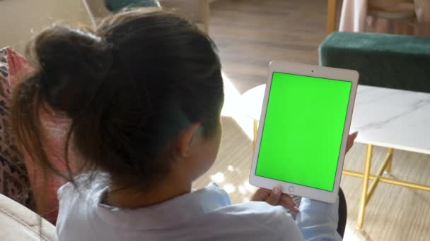 인디언 여성의 관점그린 스크린 디지털 태블릿 컴퓨터 모드에서 소파에 배경에 — 비디오