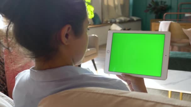 Молода Індійка Лежача Софі Вітальні Тримає Планшет Зеленим Екраном Жінка — стокове відео