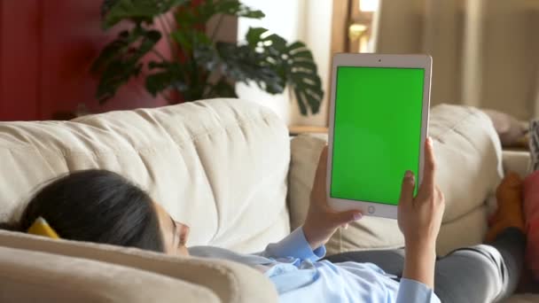 Чистий Цифровий Планшет Руках Азіатських Жінок Зелений Екран Планшетного Комп — стокове відео