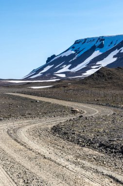 Dört tekerlekli dağ parça açık güneşli bir Western İzlandaca Highlands aracılığıyla