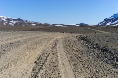 Dört tekerlekli dağ parça açık güneşli bir Western İzlandaca Highlands aracılığıyla