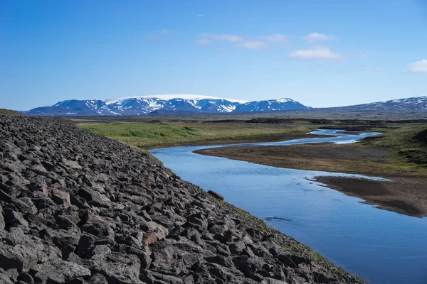 川と平野シンクヴェトリル付近アイスランドの高地で楯状火山に向かって美しい景色 — ストック写真