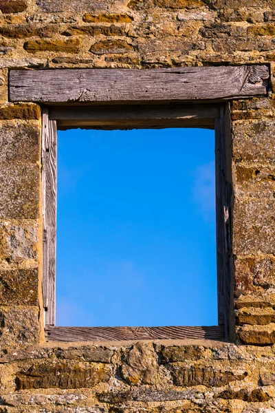 Finestra Incorniciata Vecchio Muro Pietra Cielo Blu Nessun Vetro Una — Foto Stock