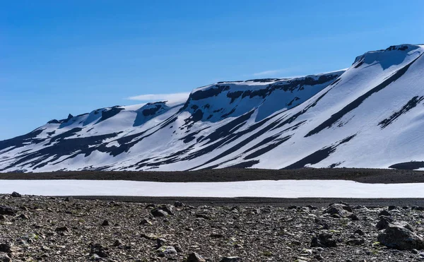 Dramática Cresta Volcánica Cubierta Nieve Contra Cielo Azul Tierras Altas — Foto de Stock