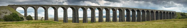 Panorama del viaducto de Ribblehead que lleva el asentamiento a Carlisle r —  Fotos de Stock