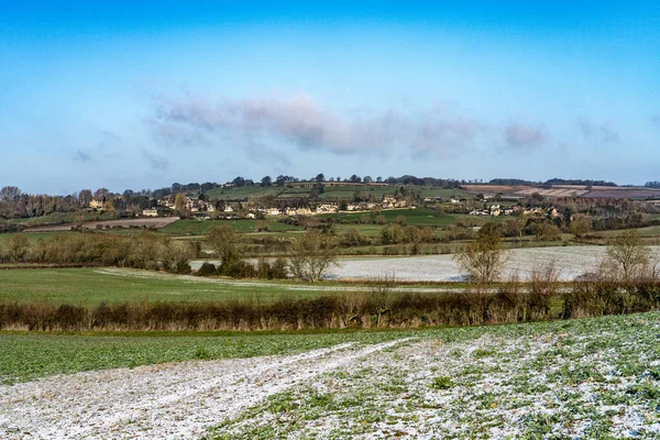 Cotswold campo vista de invierno a través de un valle hasta el pueblo —  Fotos de Stock