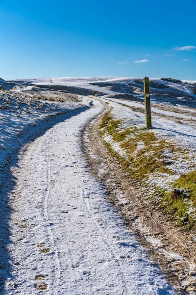 A neve cobriu Cleeve Hill, Cotwolds, Gloucestershire, Reino Unido em um sol — Fotografia de Stock