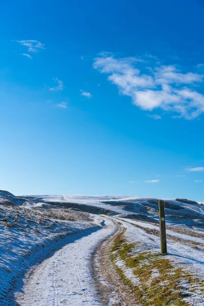 A neve cobriu Cleeve Hill, Cotwolds, Gloucestershire, Reino Unido em um sol — Fotografia de Stock