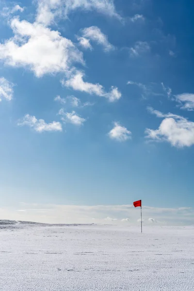 Verde golf desierto cubierto de nieve con bandera roja, en Cleeve Hill , — Foto de Stock