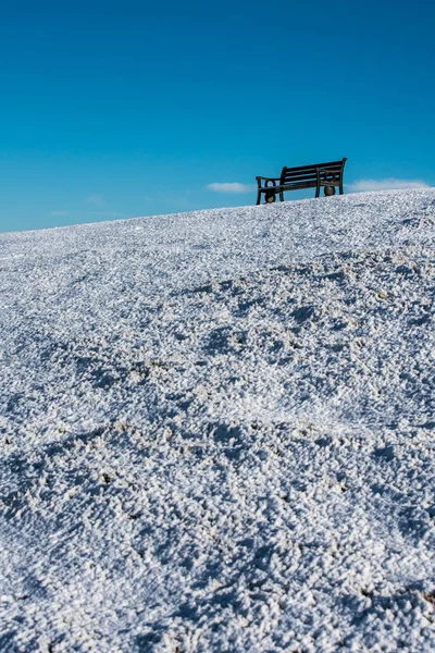 Seat on Cleeve Hill skylined on a bright snowy winters day, Cots — Stock Photo, Image