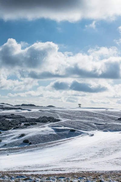 Le passage de Cotswold Way Cleeve Hill et de multiples voies sur un b — Photo