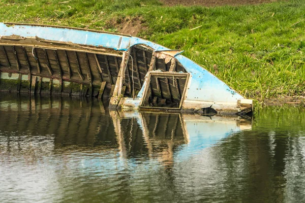 半分水没したボート難破船のクローズアップ — ストック写真