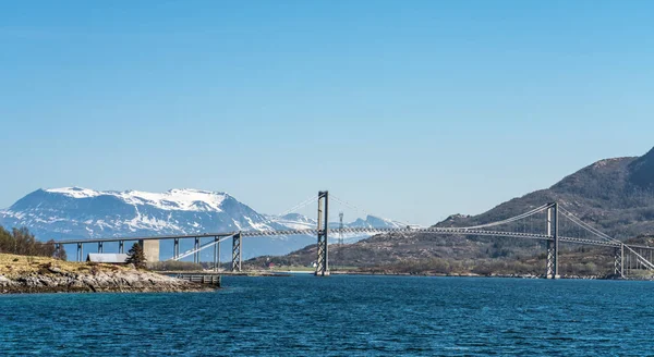 A ponte Tjeldsund que liga a Noruega continental ao Lofoten — Fotografia de Stock