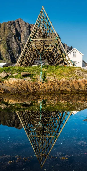 Racks tradicionais de secagem de peixes, Svolvaer, Lofoten Islands, Noruega — Fotografia de Stock