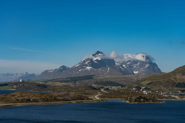 Vista a través del fiordo hacia la ciudad de Borge, Islas Lofoten, No — Foto de Stock