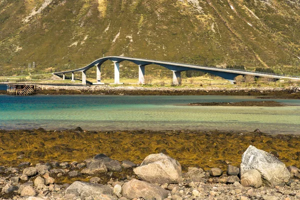 Elegante ponte rodoviária, Lofoten Islands, Noruega — Fotografia de Stock