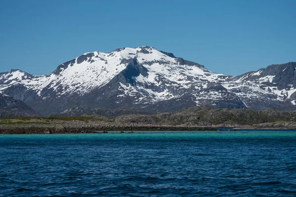 ロフォーテン諸島のフィヨルドの素晴らしい青い水, ノルウェー — ストック写真