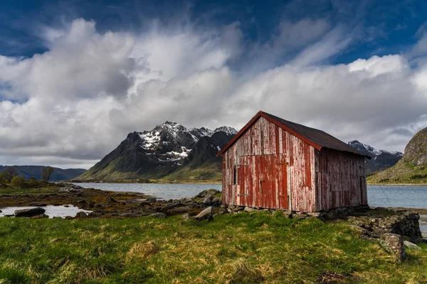 피요르드, 로포텐 제도, 노르웨이 의 기슭에 빨간 오두막 — 스톡 사진