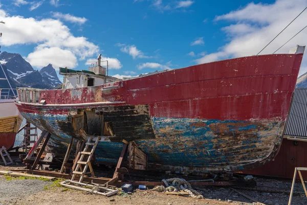 Old Trawler being broken up — Stock Photo, Image