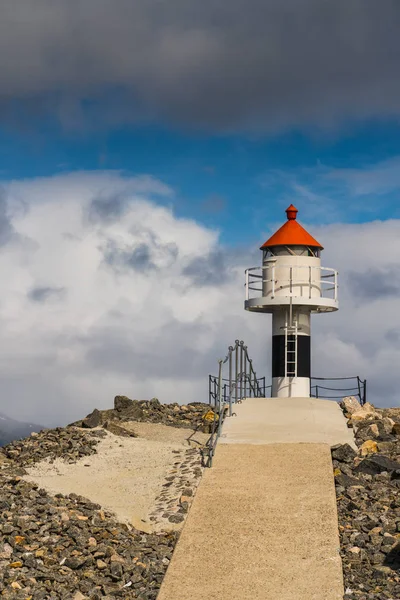 Faro en la entrada del fiordo de Reine — Foto de Stock