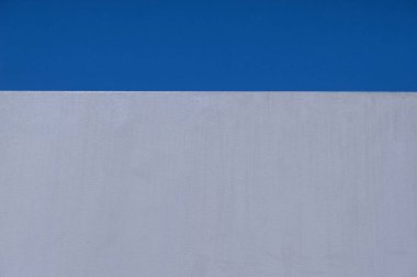 beyaz ve mavi gökyüzü üstüne boyalı bir duvar ile arka plan.