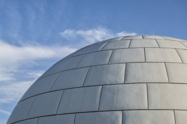 Gökyüzü bulutlu planetarium Madrid arka planda karşı kubbe parçası Kes şunu. İspanya.