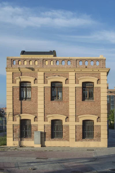 Внешний Боковой Фасад Кирпичного Дома Крыши Обрамлёнными Окнами Изолирован Мадриде — стоковое фото