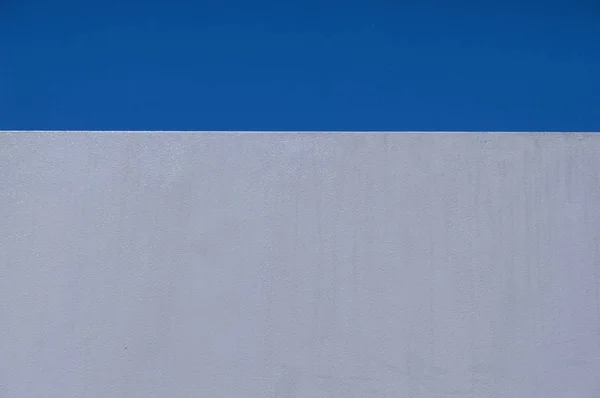 背景の上に白と青の空を描いた壁と — ストック写真