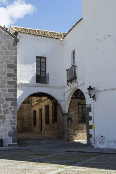 Hoek Met Witte Gevel Gebouw Met Balkon Boog Spaanse Provincie — Stockfoto