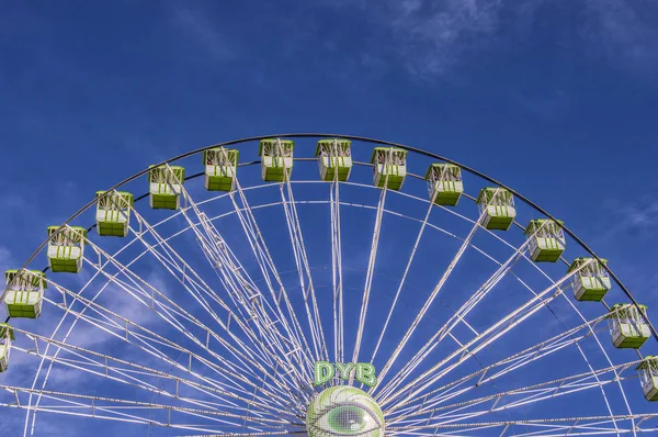 Half Horizontal Part Green Ferris Wheel Silhouetted Sky Clouds Background — Stock Photo, Image