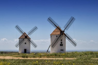 Mota del Cuervo, Cuenca il içinde iki manchego İspanyol winmills ile manzara. Castilla la Mancha. İspanya.