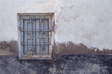 Bir ızgara Mota del Cuervo, il de Cuenca bir builidng içinde kırık bir duvara eski pencere. Castilla La Mancha. Espaa