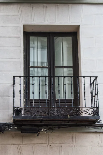 Balcon Avec Balustrade Fer Sur Façade Une Maison Madrid Espagne — Photo