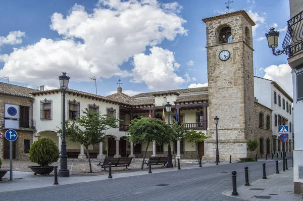 Vierkant Met Houten Bankjes Heggen Gebouwen Stadhuis Mota Del Cuervo — Stockfoto