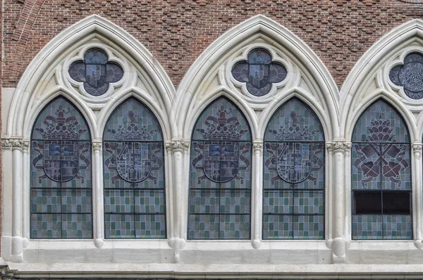 Three Gothic Paired Windows Rosettes Colored Glass Shield Facade Building — Stock Photo, Image
