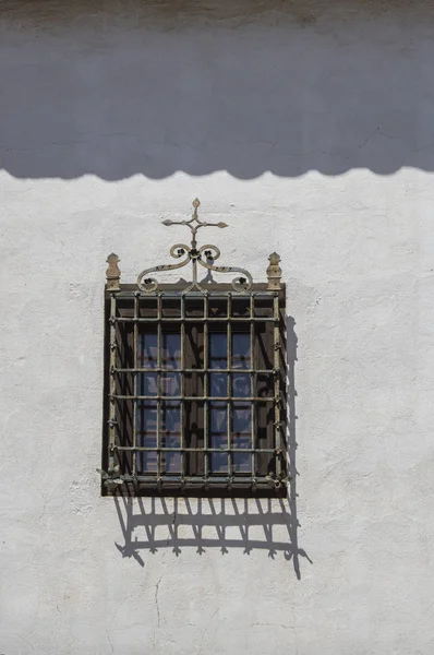 Fenêtre Avec Grille Fer Sur Mur Blanchi Chaux Dans Bâtiment — Photo