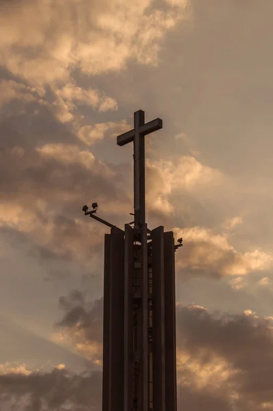 Moderner Kirchturm Gekrönt Mit Eisernen Kreuzen Vor Dem Hintergrund Des — Stockfoto