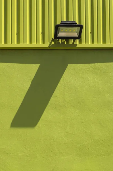 Farola Con Sombra Sobre Una Fachada Verde Exterior Edificio Madrid —  Fotos de Stock