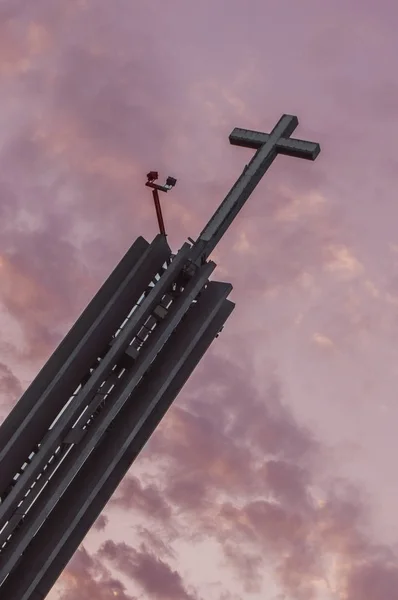 Moderne Kerk Toren Bekroond Met Ijzeren Kruisen Avondrood Achtergrond — Stockfoto