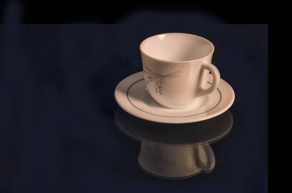 Una Taza Con Plato Blanco Aislado Sobre Fondo Negro Con — Foto de Stock