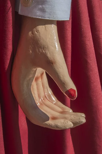 dev kadın eli dev ve bir geçit bigheaded detay.